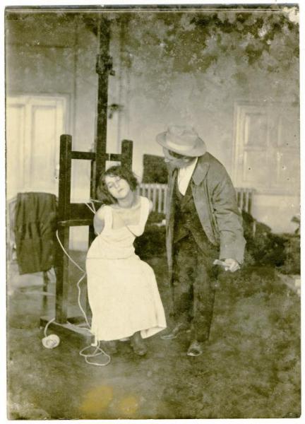 Interno, studio - Studio per posture - Donna legata a un cavalletto con uomo