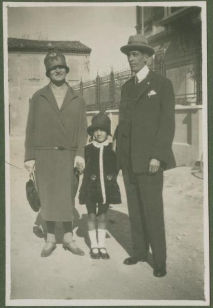 Ritratto di famiglia - Coppia con bambina - Ravenna - Strada, palazzo