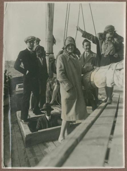 Ritratto di gruppo - Marieda Di Stefano con il marito Antonio Boschi e altre persone su una barca a vela - Mare, Capo Colonna