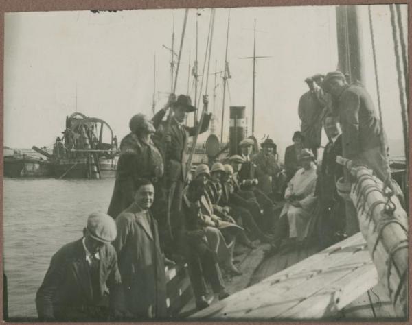 Ritratto di gruppo - Marieda Di Stefano con il marito Antonio Boschi e altre persone su una barca a vela - Crotone - Mare