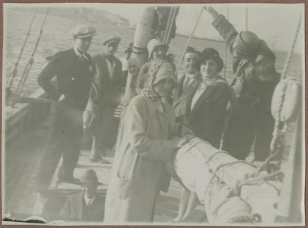 Ritratto di gruppo - Marieda Di Stefano con il marito Antonio Boschi e altre persone su una barca a vela - Crotone - Mare