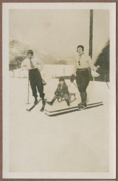 Ritratto di gruppo - Marieda Di Stefano con Mariuccia Mendini e Gigi Bosisio sulle piste da sci - Neve - Cremeno: Maggio