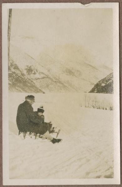 Ritratto maschile - Uomo con Gigi Bosisio sullo slittino - Piste da sci - Neve - Cremeno: Maggio