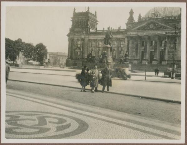Ritratto di gruppo - Marieda Di Stefano con il marito Antonio Boschi, Cesare Mendini, Gigi Bosisio davanti al Palazzo del Reichstag - Berlino