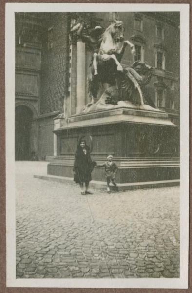 Ritratto di famiglia - Marieda Di Stefano con Gigi Bosisio davanti alla statua di San Giorgio che sconfigge il dragone - Berlino