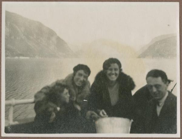 Ritratto di gruppo - Marieda Di Stefano, Mariuccia e Cesare Mendini, Gigi Bosisio sulla nave Kinsarvik - Norvegia (?) - Fiordo