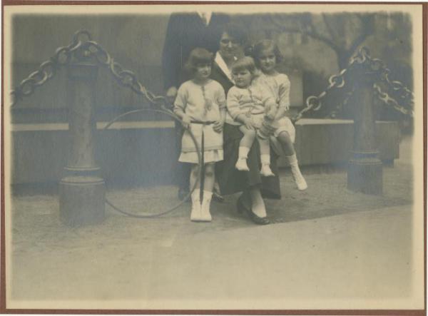 Ritratto di famiglia - Donna con bambine sedute su una corda - Esterno