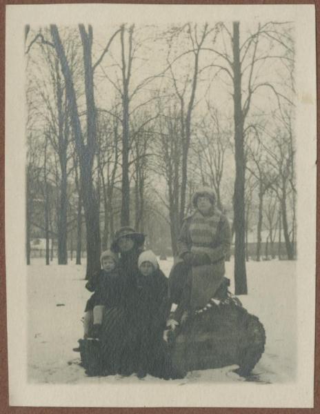 Ritratto di gruppo - Donne e bambini su un tronco - Esterno - Prato - Neve
