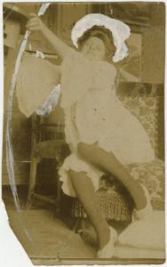 Ritratto femminile - Elvira Lazzaroni seduta con oggetto in mano - Interno, casa