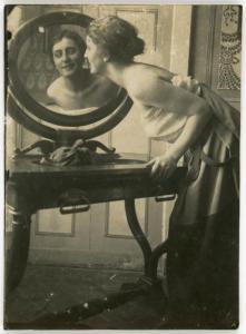 Ritratto femminile - Donna, modella, davanti allo specchio - Interno, camera