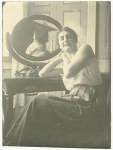 Ritratto femminile - Donna, modella, seduta alla toletta - Specchio - Interno, camera