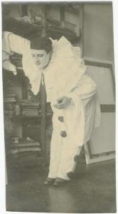 Ritratto maschile - Uomo con costume da pagliaccio - Interno, studio