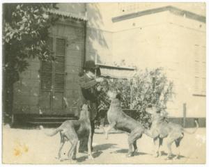 Ritratto maschile - Giuseppe Verdi, compositore, con cani - Villanova sull'Arda - Villa Sant'Agata, cortile