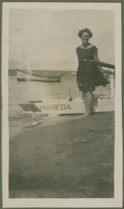 Ritratto femminile - Marieda Di Stefano sulla spiaggia davanti al pattino - Cattolica