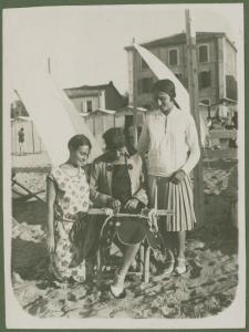 Ritratto di gruppo femminile - Marieda Di Stefano con le sorelle Leli e Fulvia sulla spiaggia - Cattolica