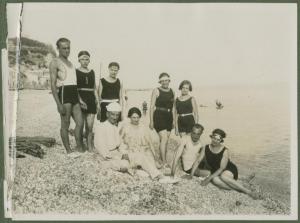 Ritratto di gruppo - Marieda Di Stefano con le sorelle Leli, Fulvia e altre persone sulla spiaggia - Finale Ligure, Varigotti - Mare