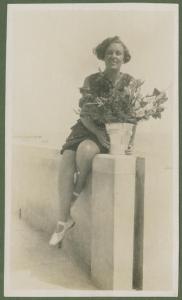 Ritratto femminile - Marieda Di Stefano seduta su un muretto con vaso di fiori - Finale Ligure, Varigotti - Mare