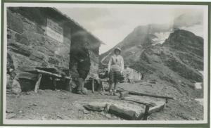 Ritratto femminile - Marieda Di Stefano con altra donna davanti al rifugio Capanna Bernasconi - Valfurva - Santa Caterina - Montagna, escursione alpinistica
