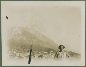 Ritratto femminile - Marieda Di Stefano - Montagna - Paese sullo sfondo
