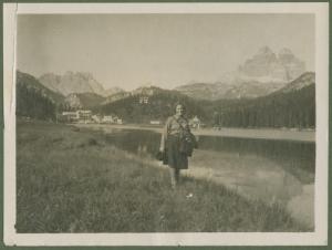 Ritratto femminile - Marieda Di Stefano su un prato - Lago montano - Montagna