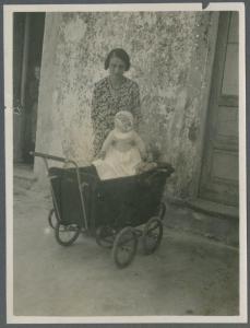 Ritratto di famiglia - Donna con neonato - Cirò, strada