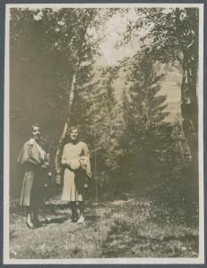 Ritratto femminile - Marieda Di Stefano con altra donna in un bosco - Montagna - Peio
