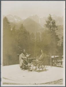 Ritratto femminile - Marieda Di Stefano con altra donna sedute su un terrazzo - Montagna - Peio