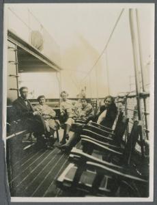 Ritratto di gruppo - Marieda Di Stefano con il marito Antonio Boschi, Mariuccia e Cesare Mendini, Gigi Bosisio sulla nave Kinsarvik - Norvegia (?)