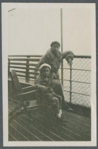Ritratto di famiglia - Mariuccia Mendini con Gigi Bosisio sulla nave Kinsarvik - Norvegia (?) - Mare