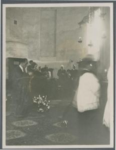 Ritratto di coppia - Uomo e donna inginocchiati in chiesa - Prete, mosso - Cerimonia religiosa