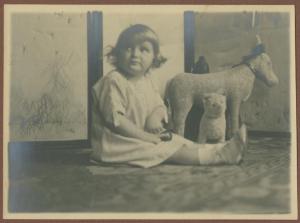 Ritratto infantile - Bambina seduta con giocattoli - Interno