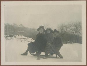 Ritratto di gruppo - Antonio Boschi con altre due donne su uno slittino - Esterno - Prato - Neve