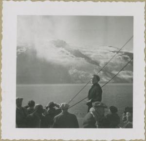 Ritratto femminile - Marieda Di Stefano sul piroscafo Lafayette - Gruppo di persone, passeggeri - Isola Jan Mayen - Vulcano Beerenberg - Mare - Neve