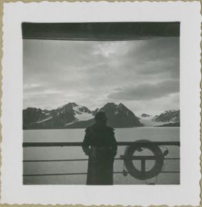 Ritratto femminile - Marieda Di Stefano sul piroscafo Lafayette - Svalbard, isola Spitsbergen - Krossfjorden, fiordo - Mare - Montagne