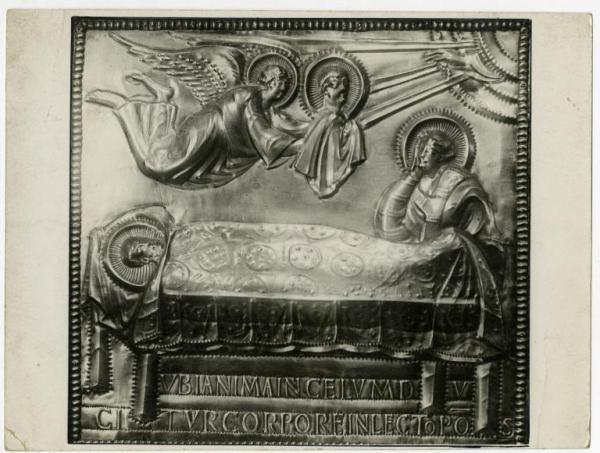 Lamina d'argento dorato lavorata a sbalzo - Altare d'Oro - fronte posteriore - Storie di Sant'Ambrogio - Esequie di Sant'Ambrogio - Vuolvinio - Milano - basilica di Sant'Ambrogio