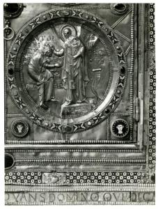 Lamina d'argento dorato lavorata a sbalzo - Altare d'Oro - fenestrella confessionis della fronte posteriore - Incoronazione di Vuolvinio - Vuolvinio - Milano - basilica di Sant'Ambrogio