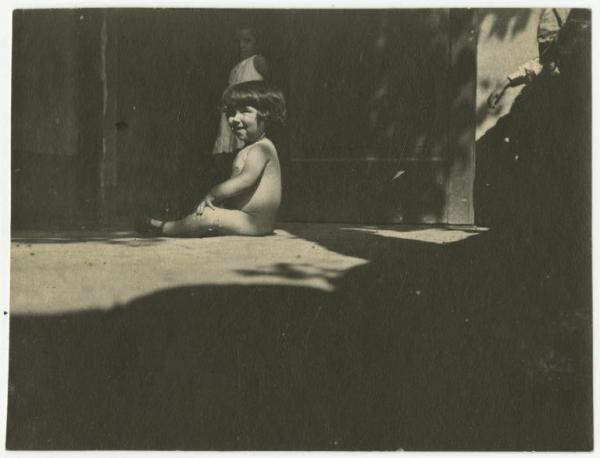 Ritratto di bambini - Leopolda Metlicovitz nuda seduta a terra e bambina sullo sfondo - Ponte Lambro - Casa Metlicovitz, balcone porticato