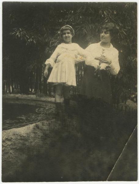 Ritratto di famiglia - Donna e Leopolda Metlicovitz - Esterno, giardino