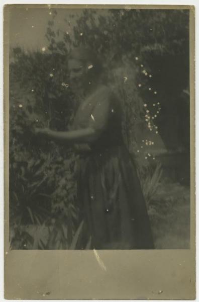 Ritratto femminile - Elvira Lazzaroni davanti a una pianta - Esterno, giardino