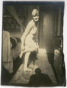 Ritratto femminile - Donna in costume da bagno con cuffia - Camera da letto - Ombra di Leopoldo Metlicovitz
