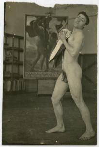 Ritratto maschile - Uomo, modello - Nudo accademico - Manifesto "Esposizione Internazionale delle industrie e del lavoro" sullo sfondo - Milano - Officine G. Ricordi, studio