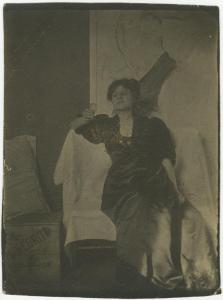 Ritratto femminile - Elvira Lazzaroni seduta con bicchiere in mano - Interno, quadro non finito sullo sfondo