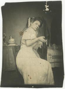 Ritratto femminile - Elvira Lazzaroni seduta con sigaretta - Interno, camera da letto