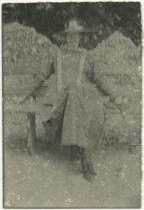 Ritratto femminile - Donna con cappello su panchina