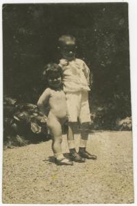 Ritratto di bambini - Roberto e Leopolda Metlicovitz nuda, fratelli - Esterno, giardino