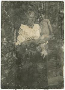 Ritratto di famiglia - Donna anziana con Leopolda Metlicovitz nuda in braccio - Esterno