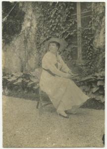 Ritratto femminile - Elvira Lazzaroni con cappello seduta su sedia - Esterno