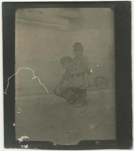 Ritratto di bambini - Roberto Metlicovitz con la sorella Leopolda - Esterno, strada