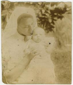 Ritratto di famiglia - Donna con neonato in braccio - Esterno