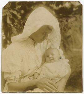 Ritratto di famiglia - Donna con neonato in braccio - Esterno